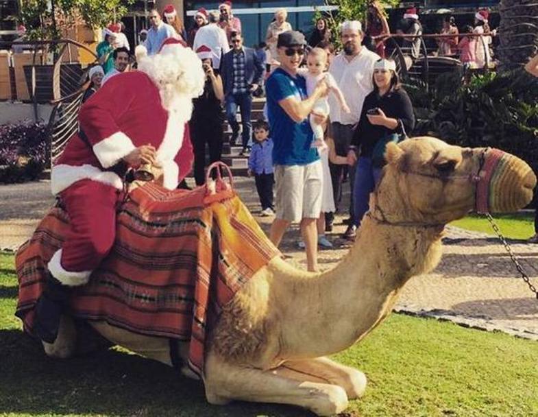 Manolo Gabbiadini fotografa un bizzarro Babbo Natale che non riesce a consegnare i doni perch il cammello  non sembra disposto ad andare da nessuna parte